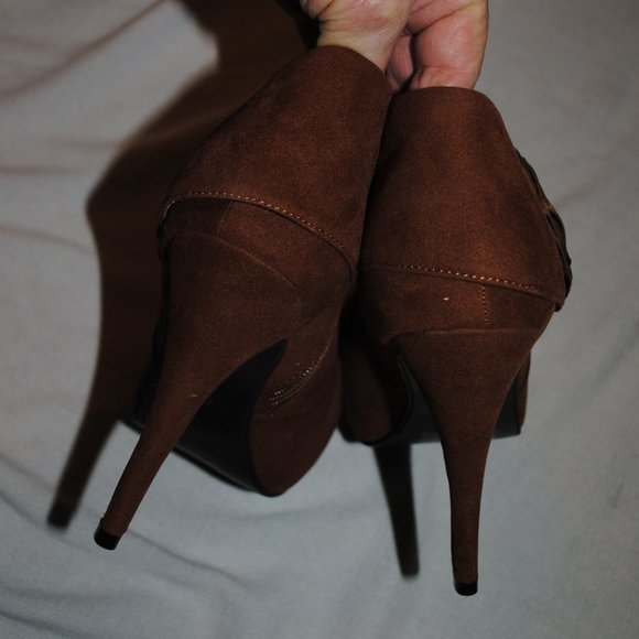 NIB SZ 10 BROWN FAUX SUEDE 5IN HEEL WOMEN'S BOOTY - Picture 5 of 6
